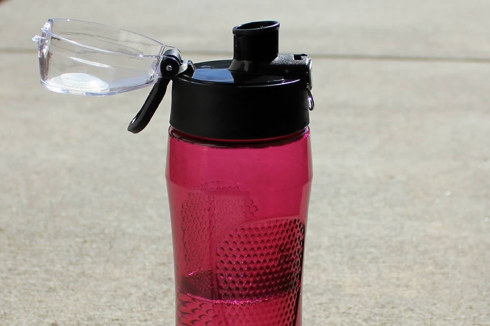 Ritenzione idrica e gonfiori - borraccia con acqua per idratazione