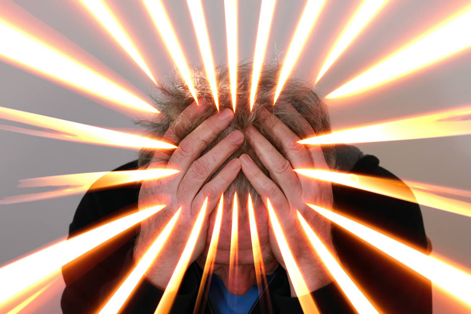 Persona stressata con la testa fra le mani
