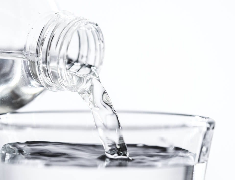 Idratazione: bere molta acqua