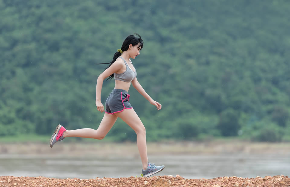 Ragazza che corre