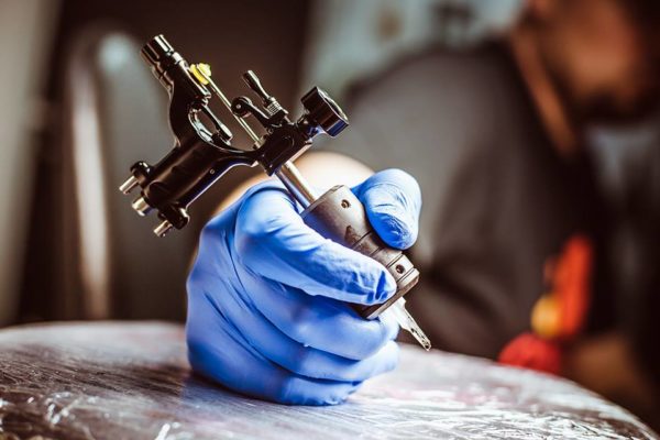 Tatuatore professionista al llavoro