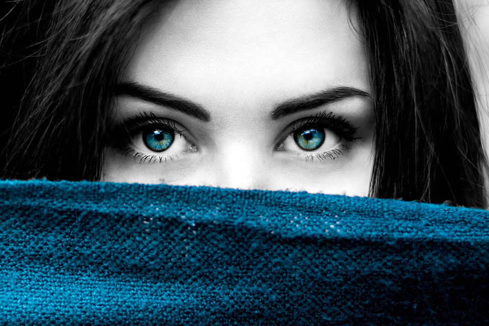 Sguardo di bella ragazza