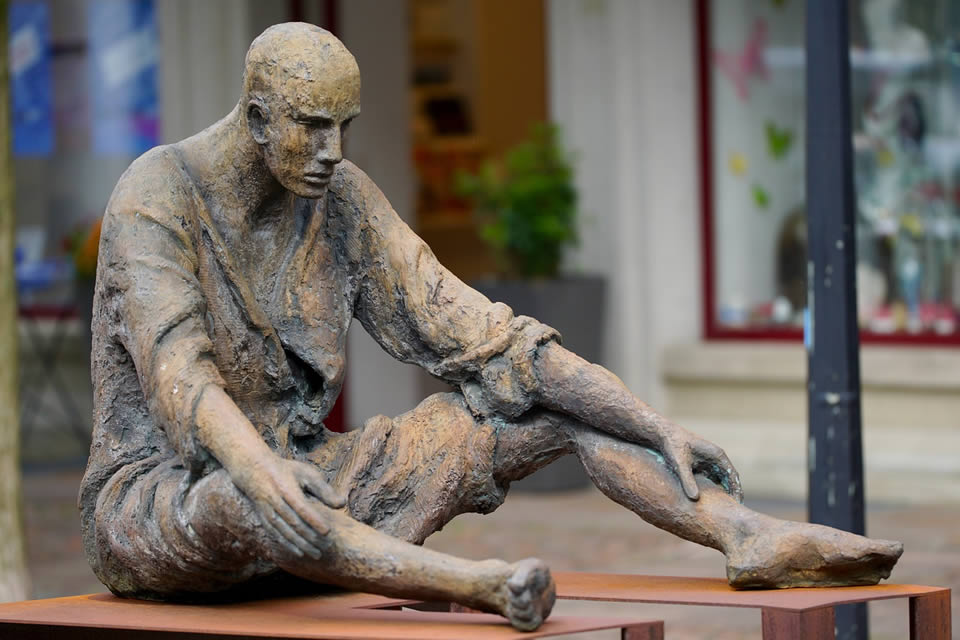 Statua di uomo pensieroso