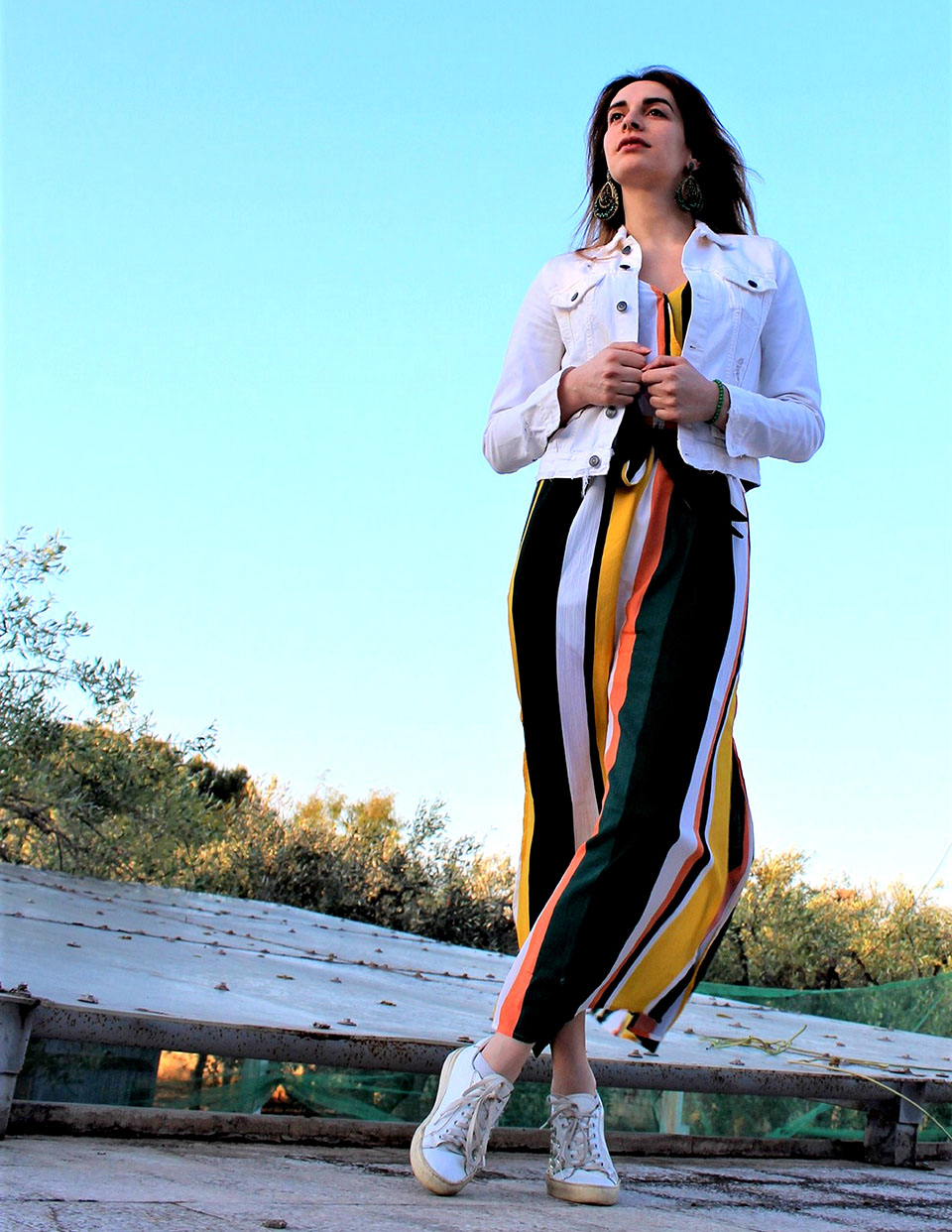 Alessia Ameri in sneakers e look sportivo