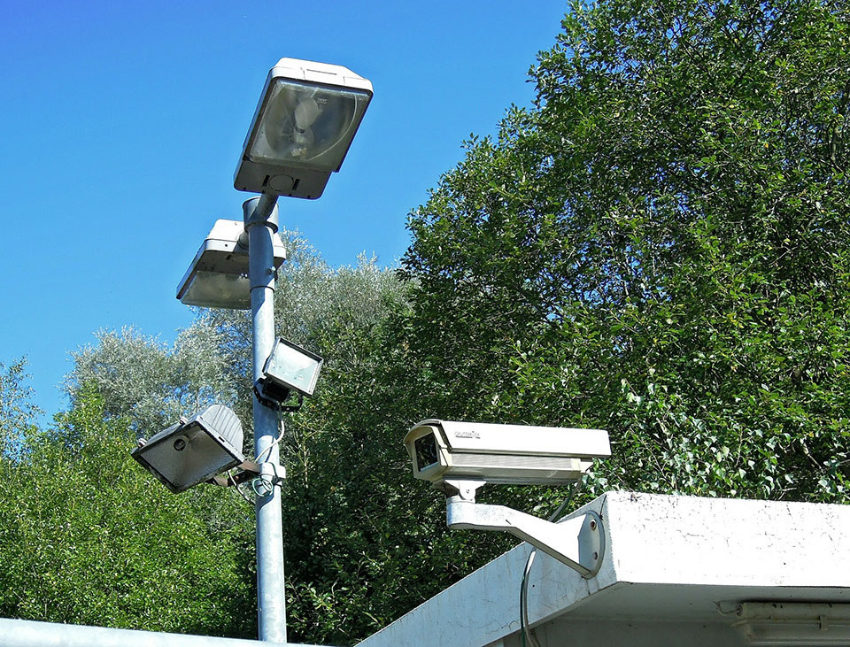 Videocamere di sorveglianza e illuminazione