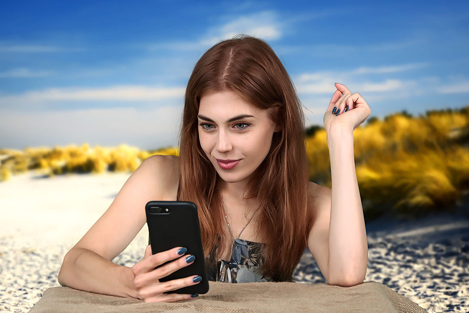 Ragazza felice con smartphone