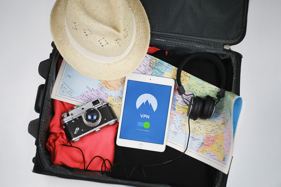 viaggiare: valigia con accessori indispensabili