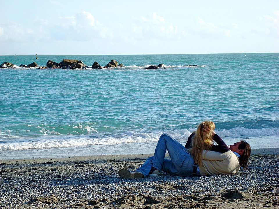 Corteggiare una ragazza sulla spiaggia
