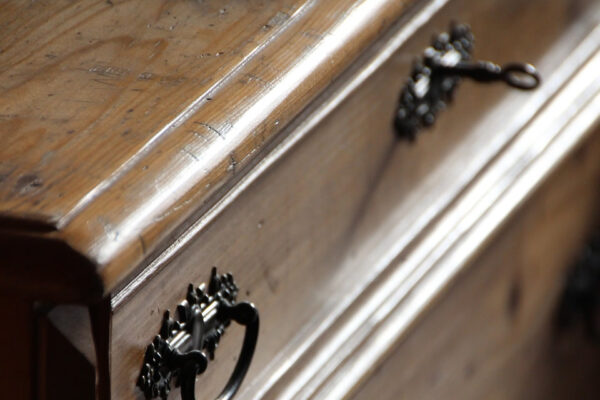 Vecchio mobile in legno