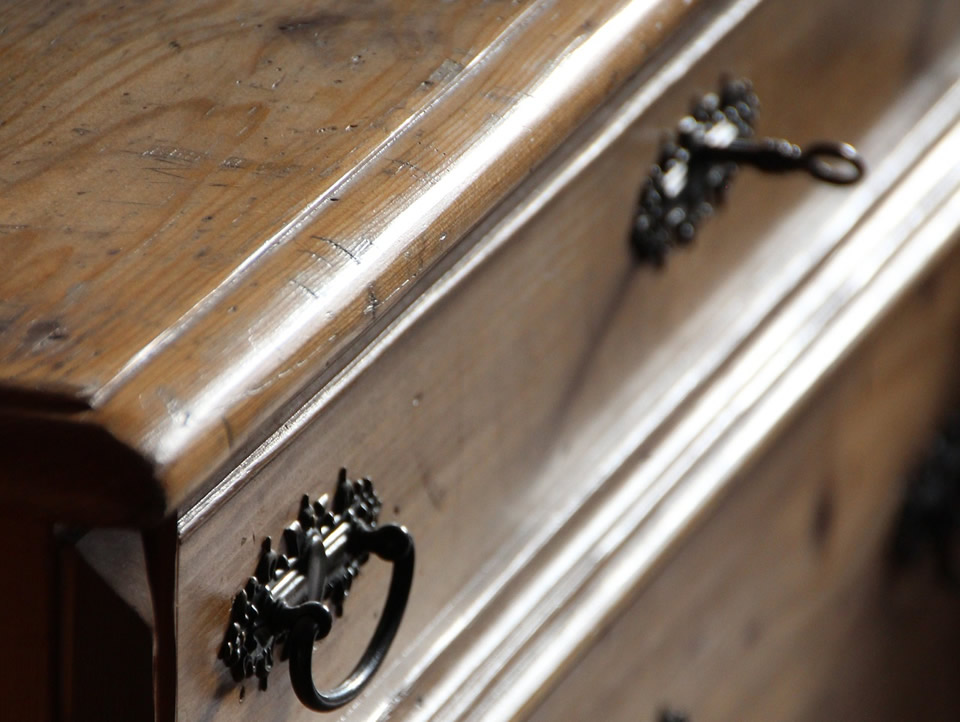 Vecchio mobile in legno