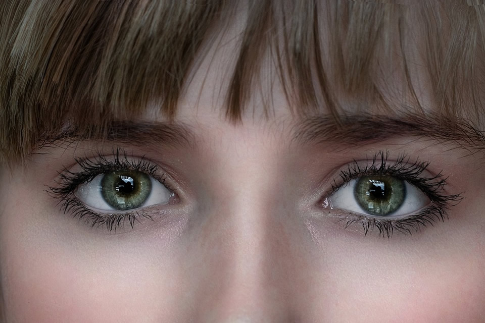 ragazza bruna con occhi verdi