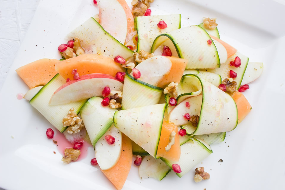 Zucchine con mele, melograno, noci e melone